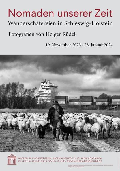 Plakat der Ausstellung mit einer Schwarzweißfotografie einer Schafherde mit Schäfer.