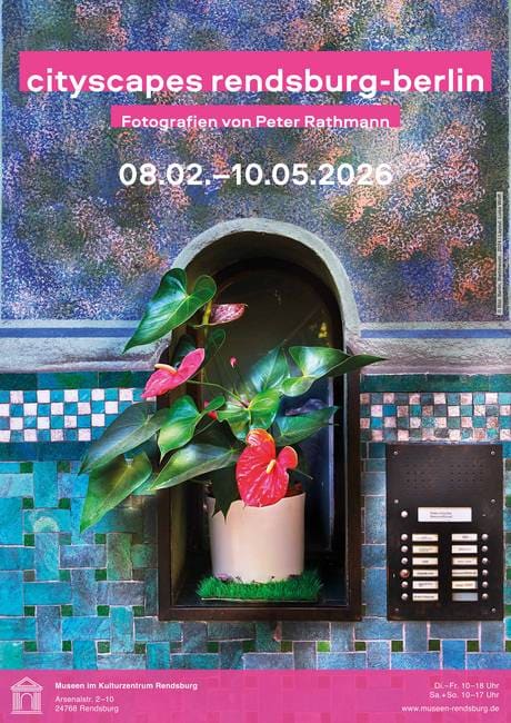Plakat der Ausstellung mit Peter Rathmanns Fotografie einer gekachelten Hauswand mit Pflanze im Fenster.
