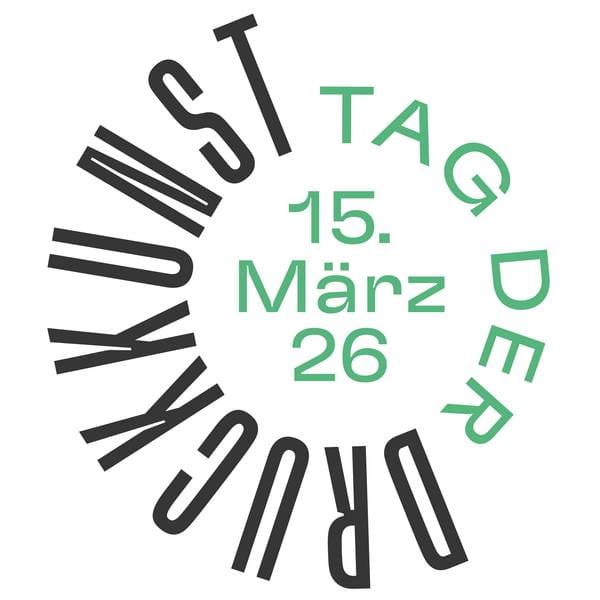 Schriftzug „Tag der Druckkunst 15. März 26“ in Schwarz und Grün im Kreis gesetzt.