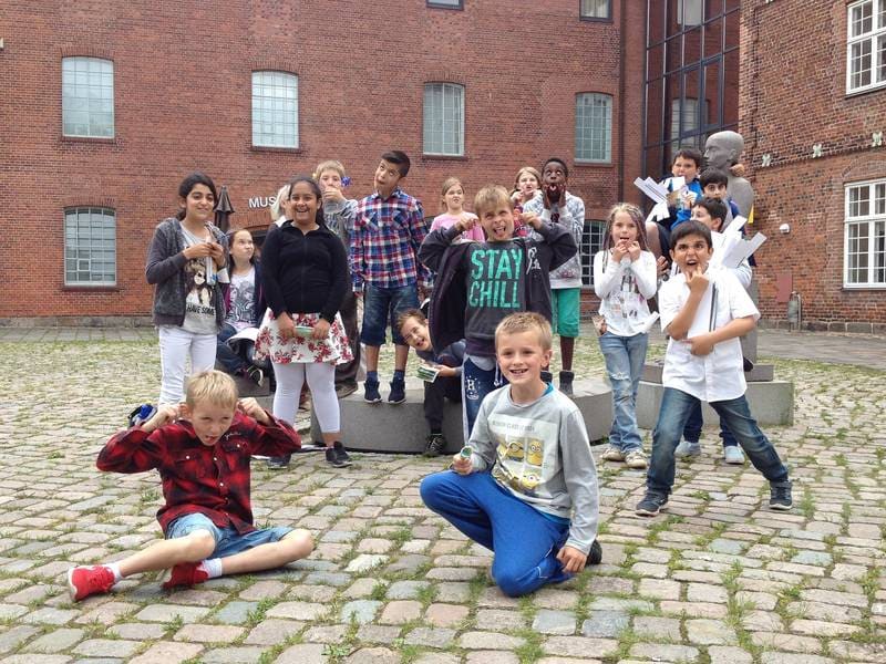 Eine Gruppe Schulkinder posiert im Innenhof des Kulturzentrums.