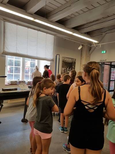 Kinder bei der Abschlussveranstaltung des Gutenberg-Projekts 2018 im Druckmuseum.