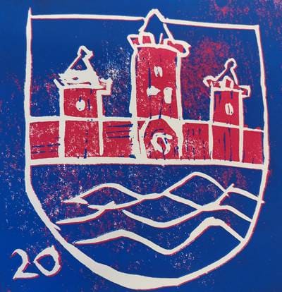 Linoldruck eines Kindes in Rot und Blau mit einer Burg über Wellen und der Zahl 825.